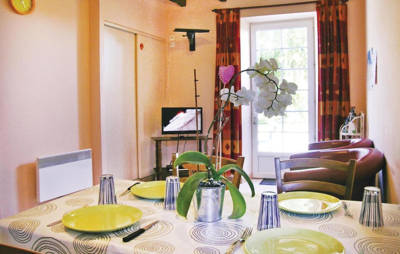 Amazing Apartment In Roz-Landrieux With Kitchen Bagian luar foto